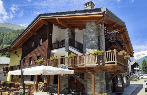 abc-vacanze en summer-2022-in-monterosa-ski-lifts-open-in-val-d-ayas 030