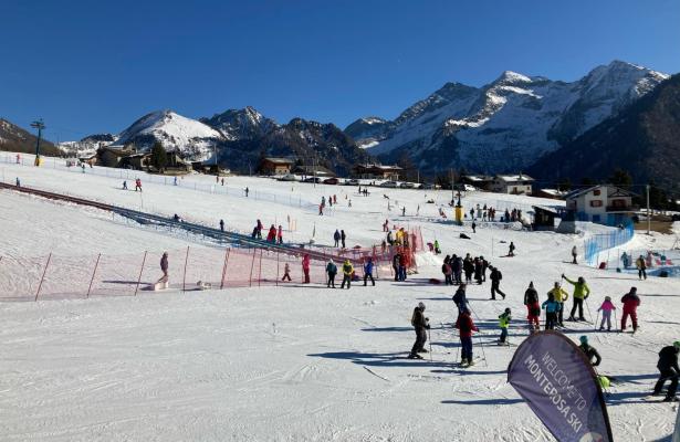 Sciatori sulle piste di Monte Rosa, giornata soleggiata.