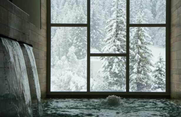 Vista invernale dalla piscina coperta con cascate d'acqua.