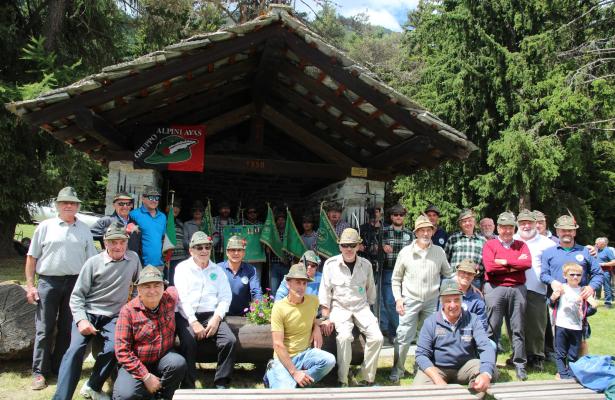 Gli alpini di Ayas festeggiano i 50 anni del gruppo